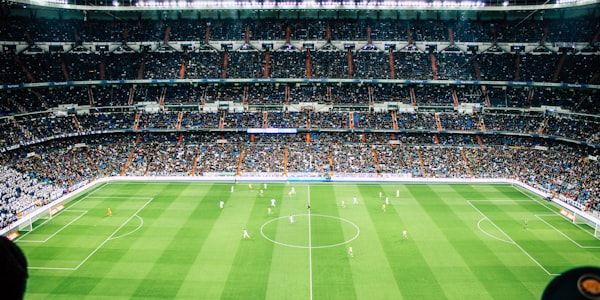 欧冠联赛标志与足球在灯光下的特写