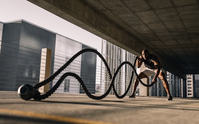 足球运动员在训练中练习射门的动作